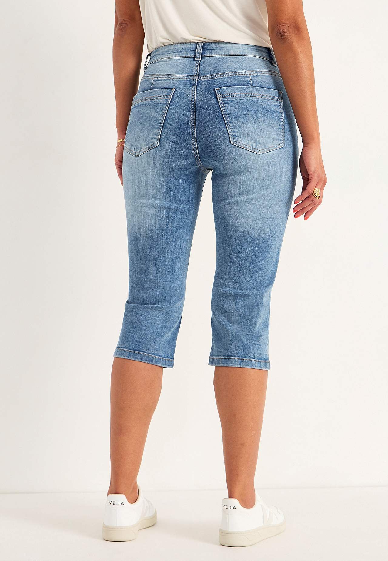 Elastische Cropped Jeans mit genähter Knitterfalte