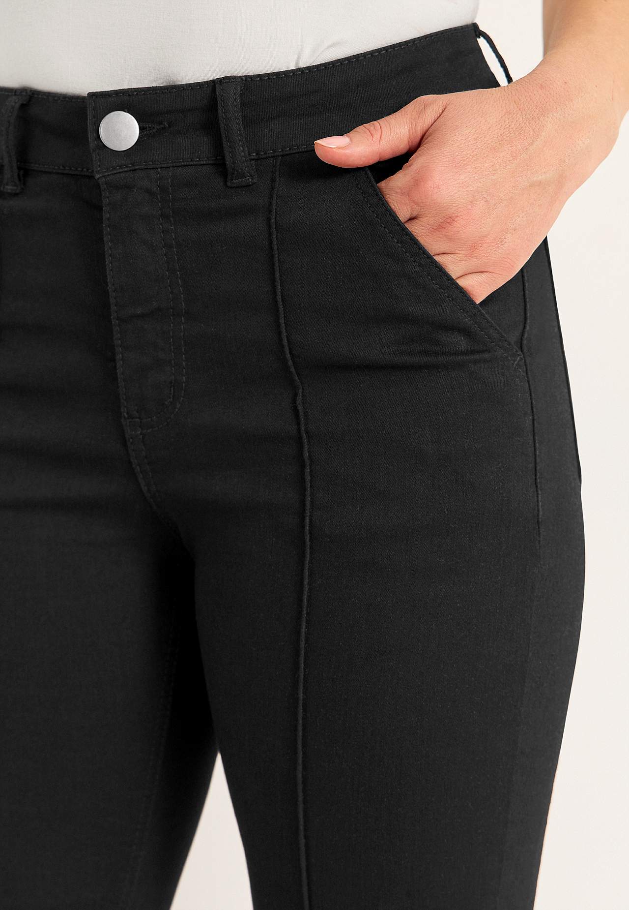 Elastische Cropped Jeans mit genähter Knitterfalte
