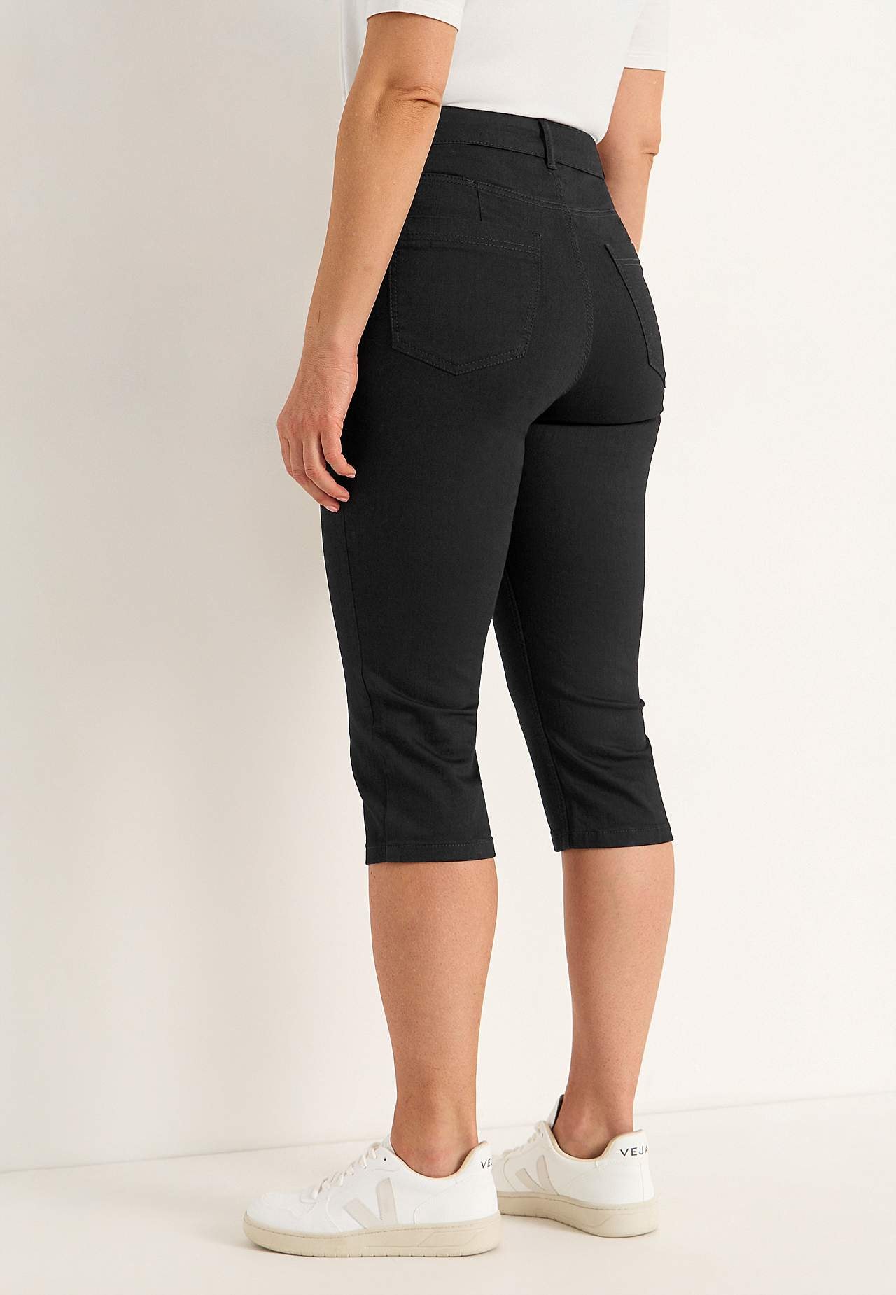 Elastische Cropped Jeans mit genähter Knitterfalte