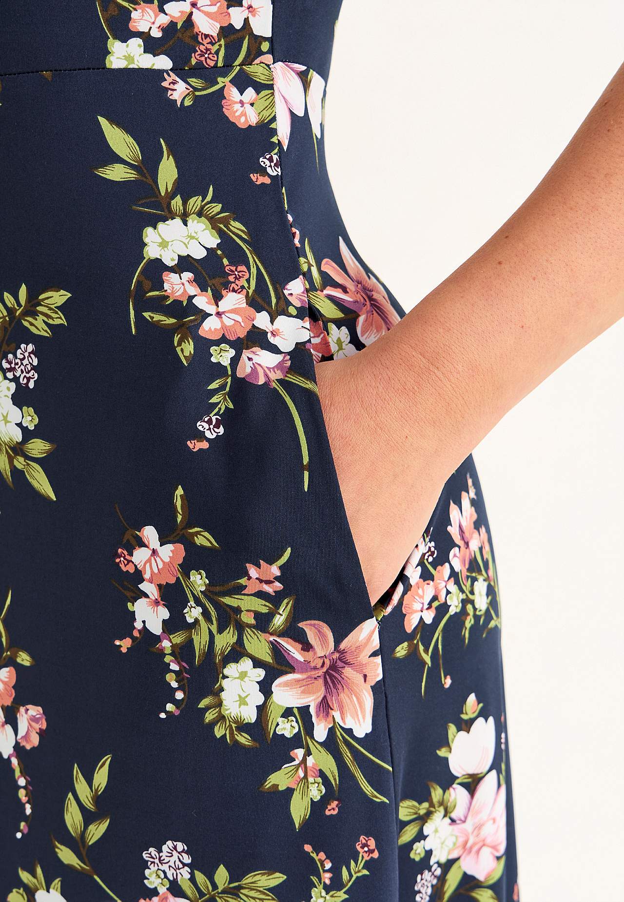 Jerseykleid mit einem Blumen-Muster