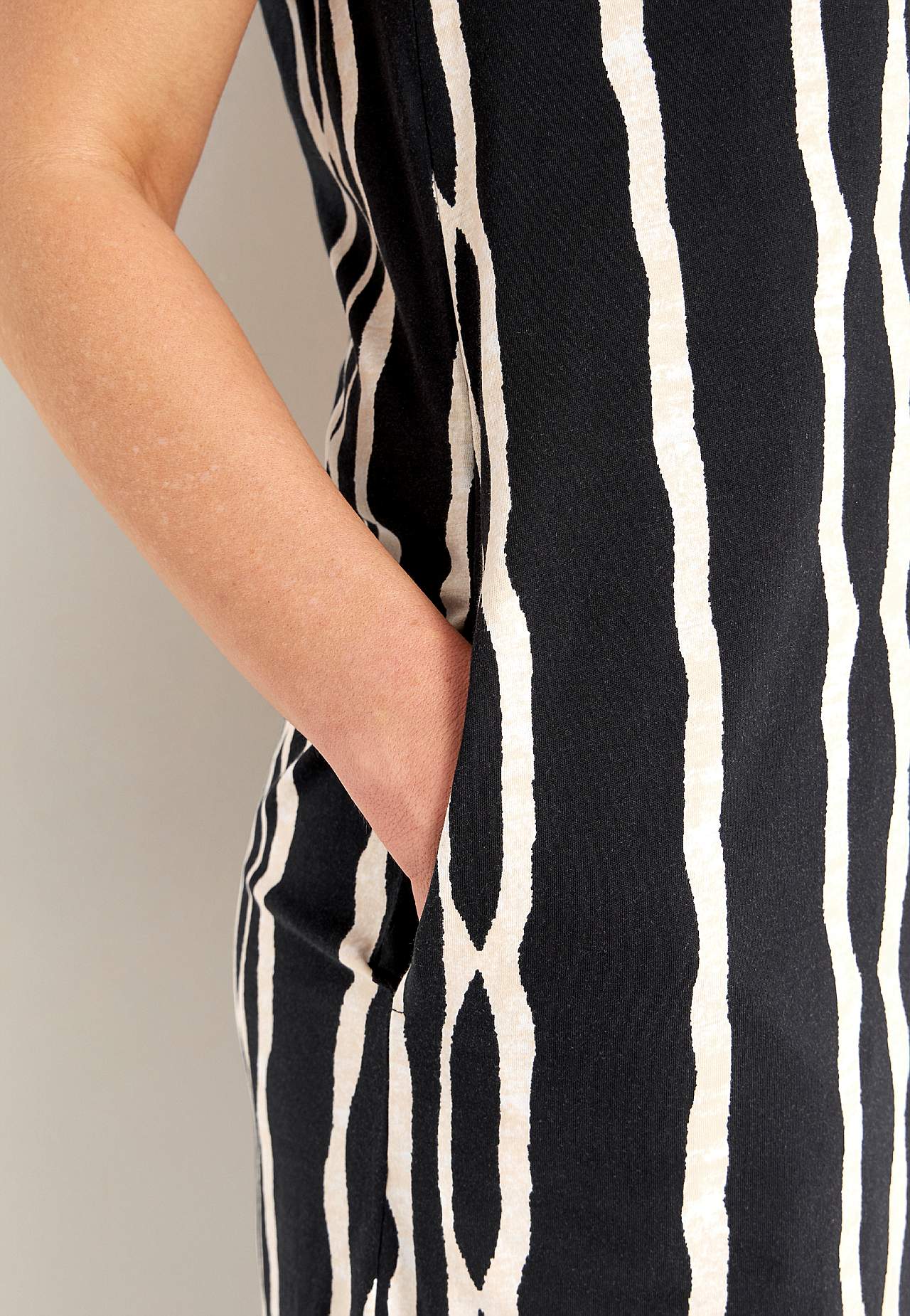 Gemustertes Jerseykleid mit Taschen