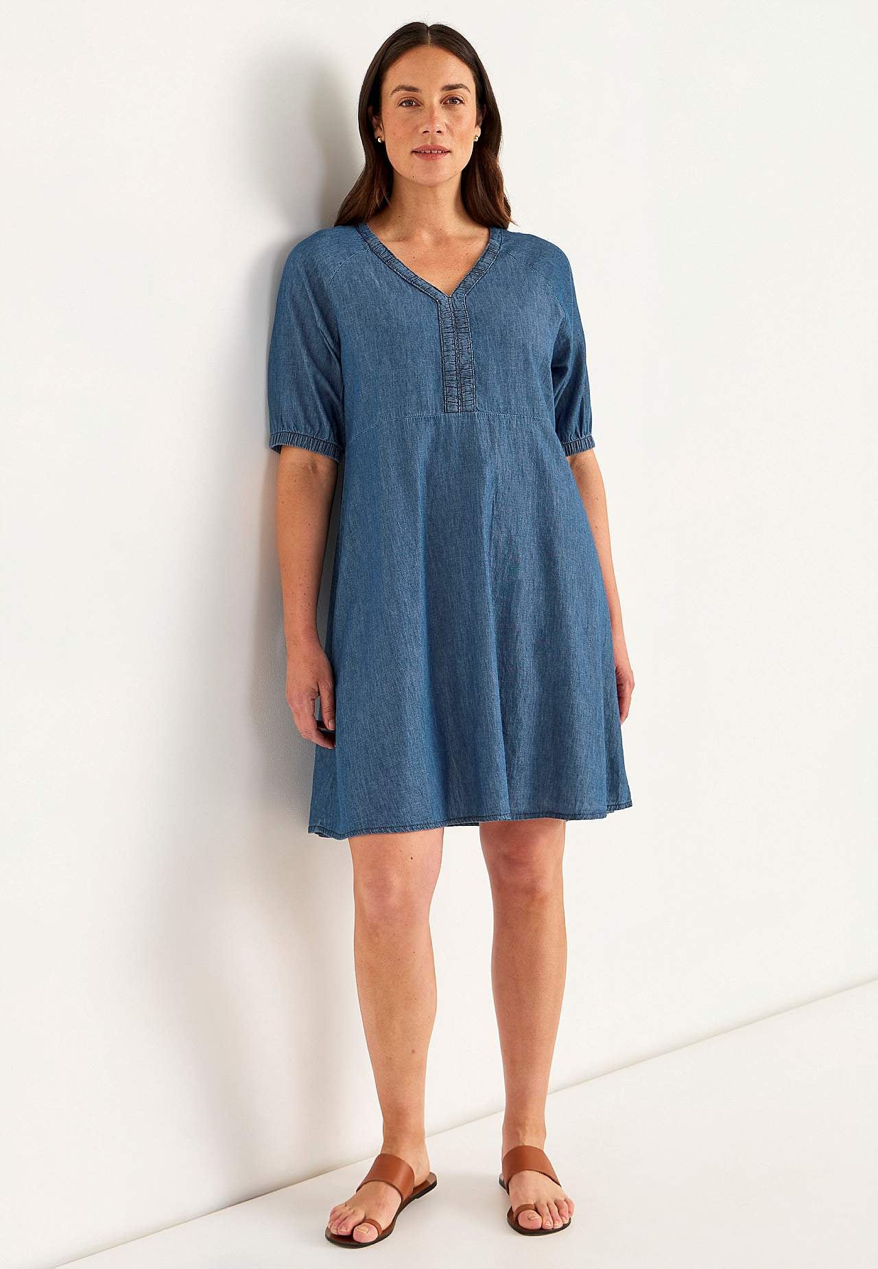 Kurzes Jeanskleid mit Puffärmeln