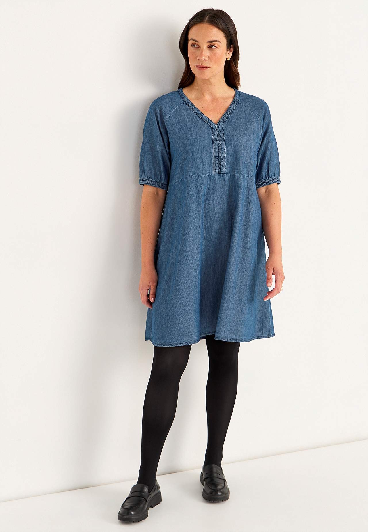 Kurzes Jeanskleid mit Puffärmeln