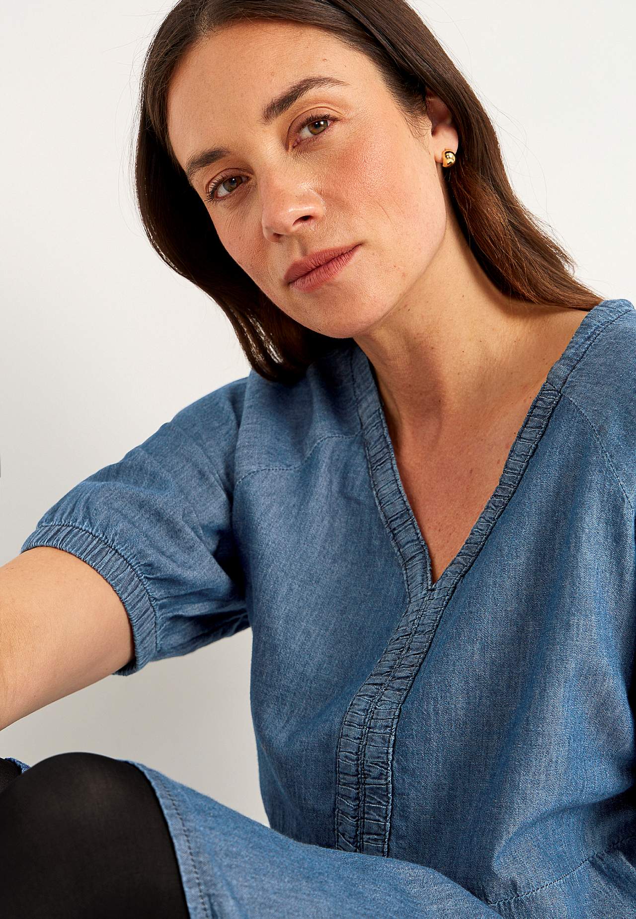 Kurzes Jeanskleid mit Puffärmeln