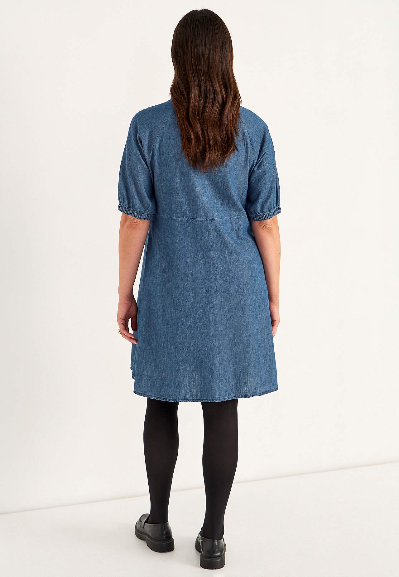 Kurzes Jeanskleid mit Puffärmeln