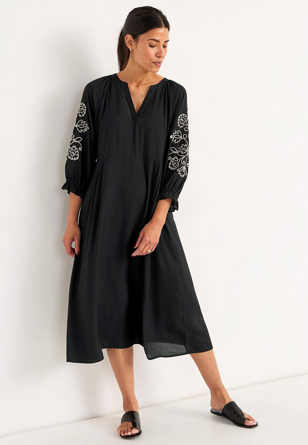 Kleid mit Stickerei