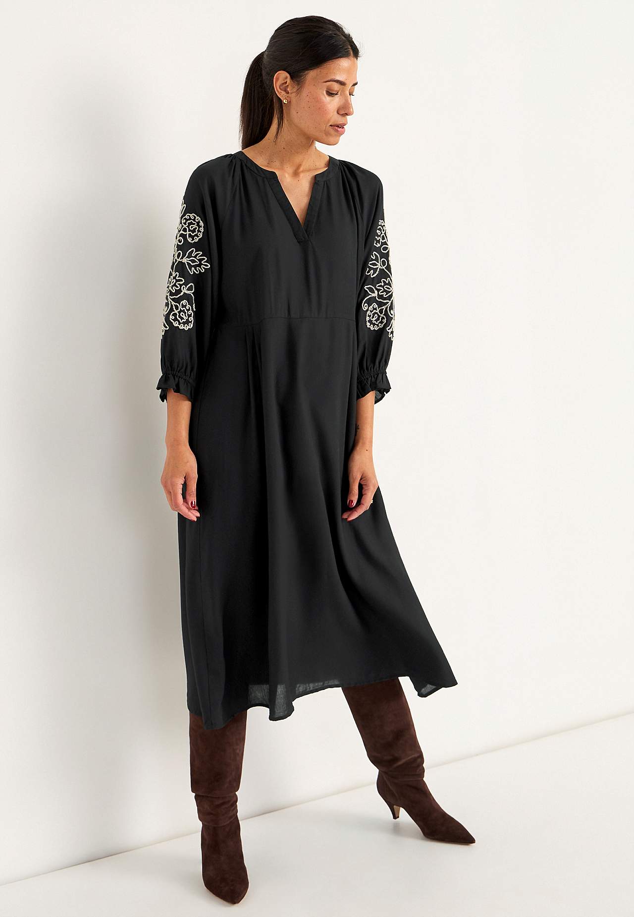 Kleid mit Stickerei