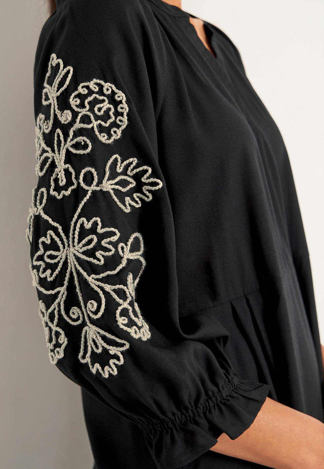 Kleid mit Stickerei