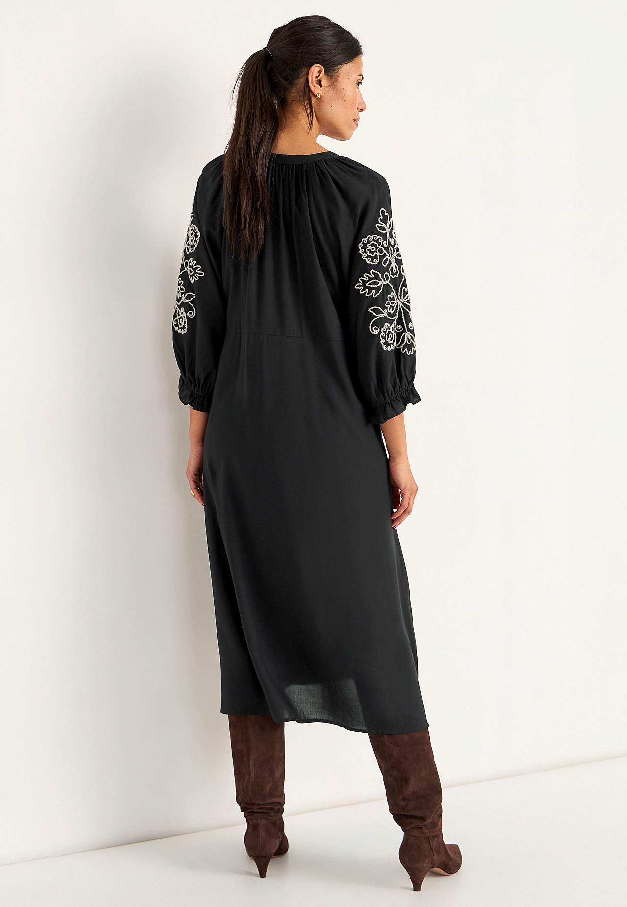 Kleid mit Stickerei