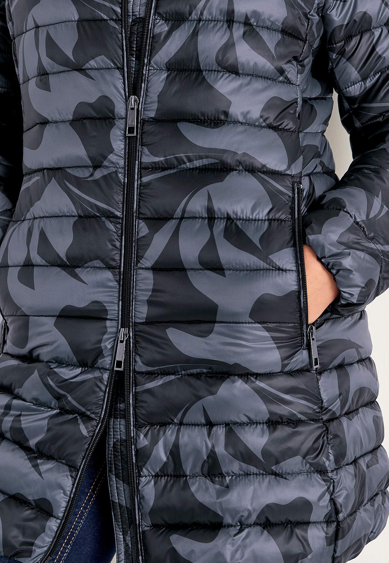 Gesteppte, gemusterte leichte Jacke