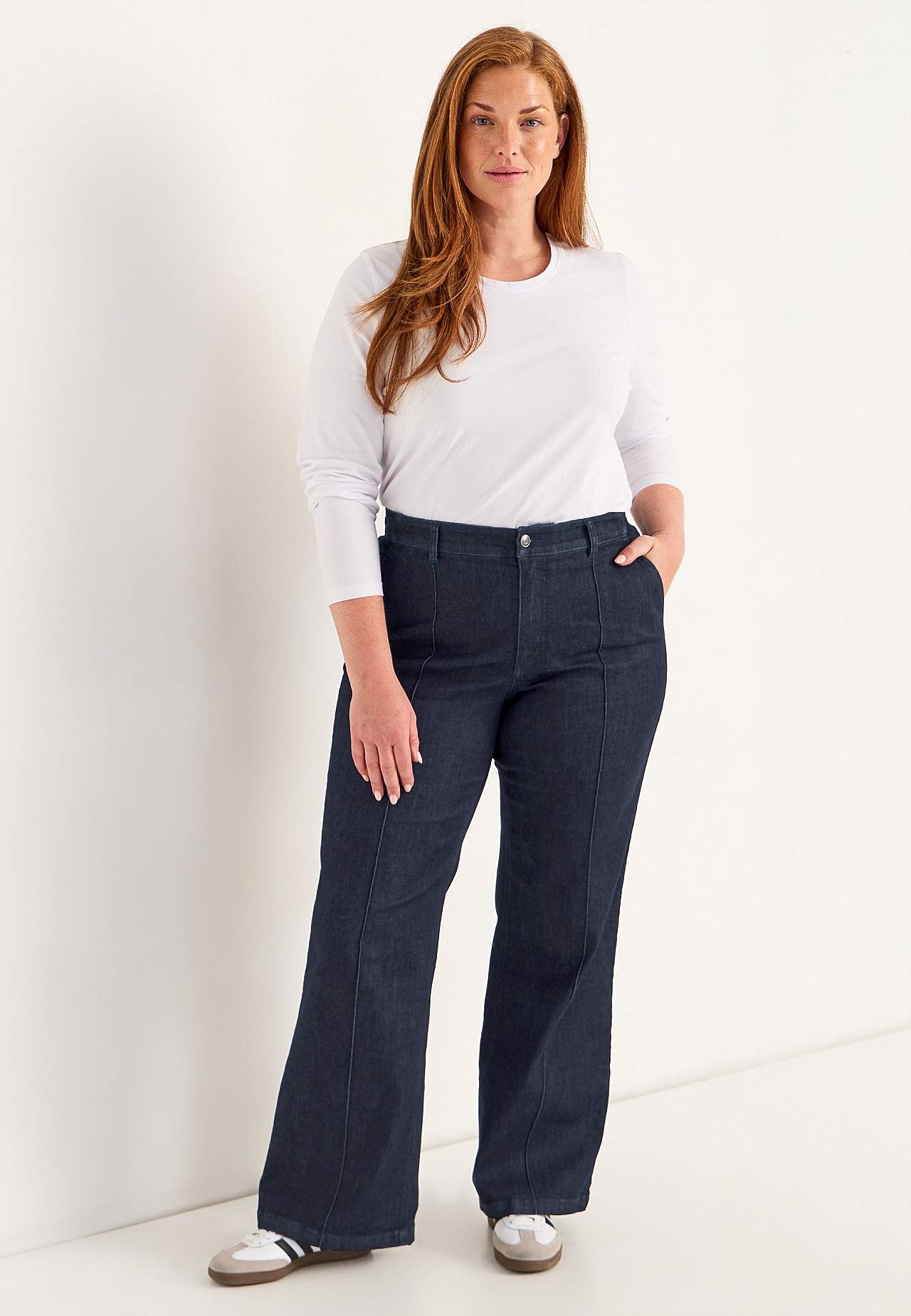 Breite Jeans mit genähten Bügelfalten Mia