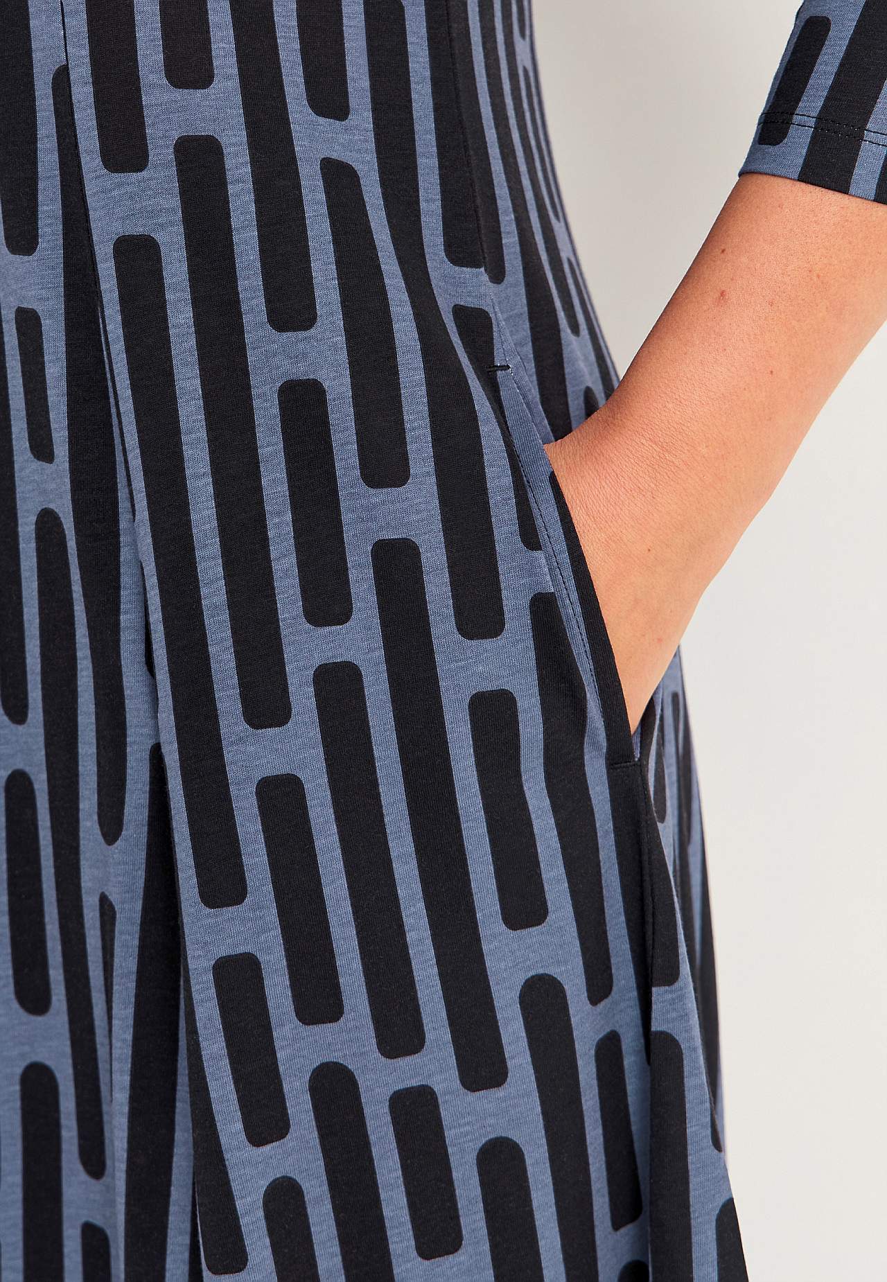 Gemustertes Jerseykleid mit Taschen