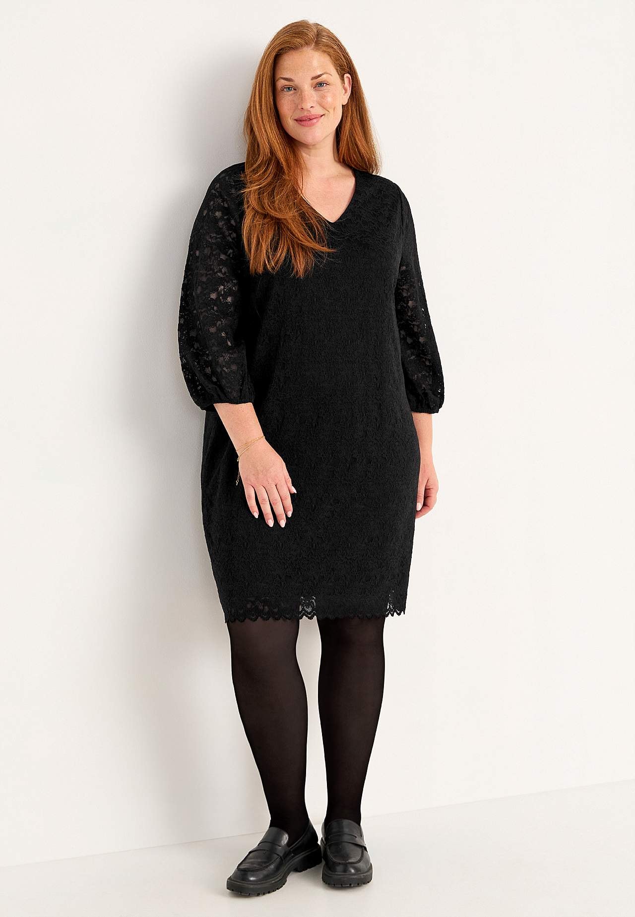 Spitzenkleid mit einem V-Ausschnitt