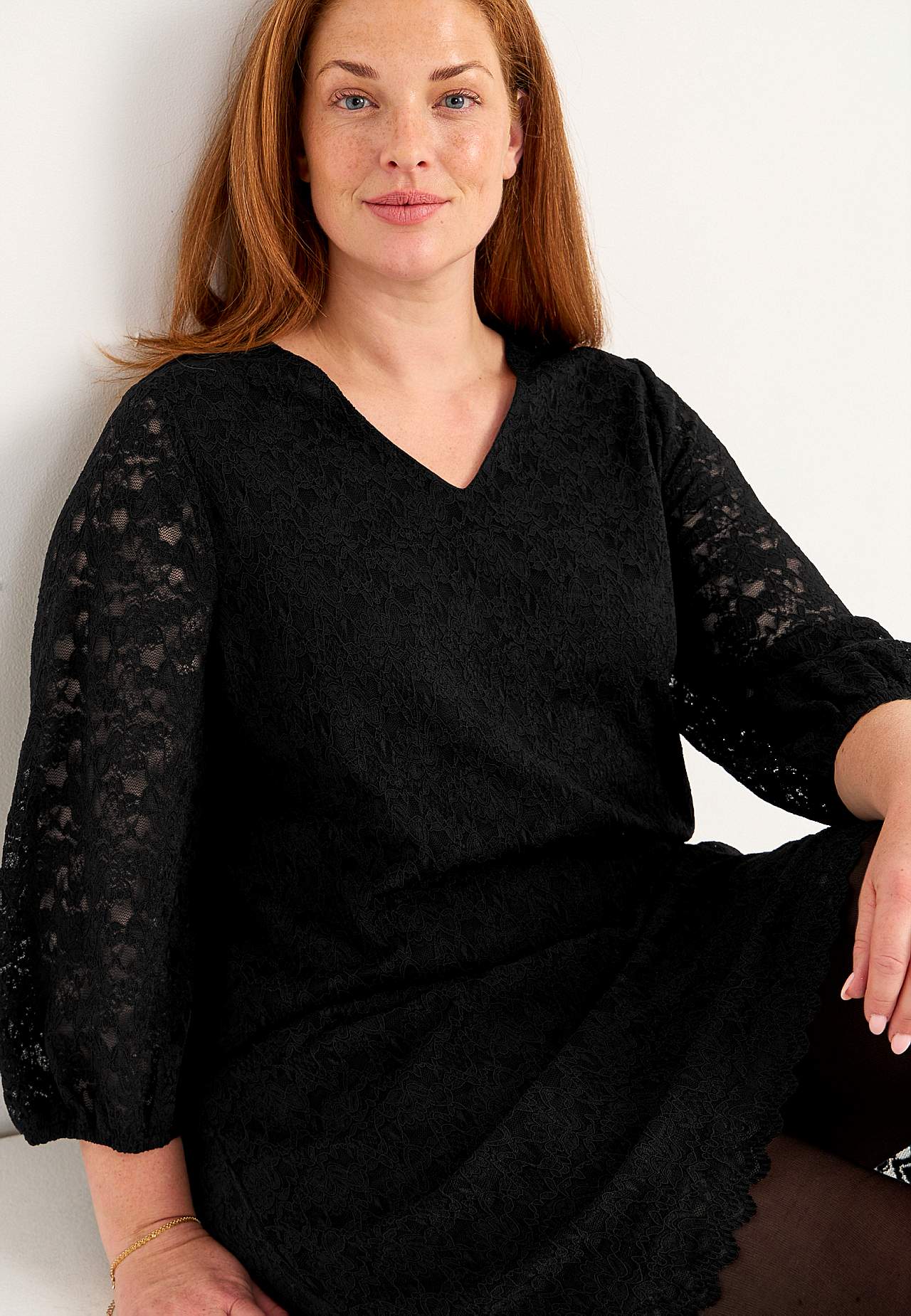Spitzenkleid mit einem V-Ausschnitt