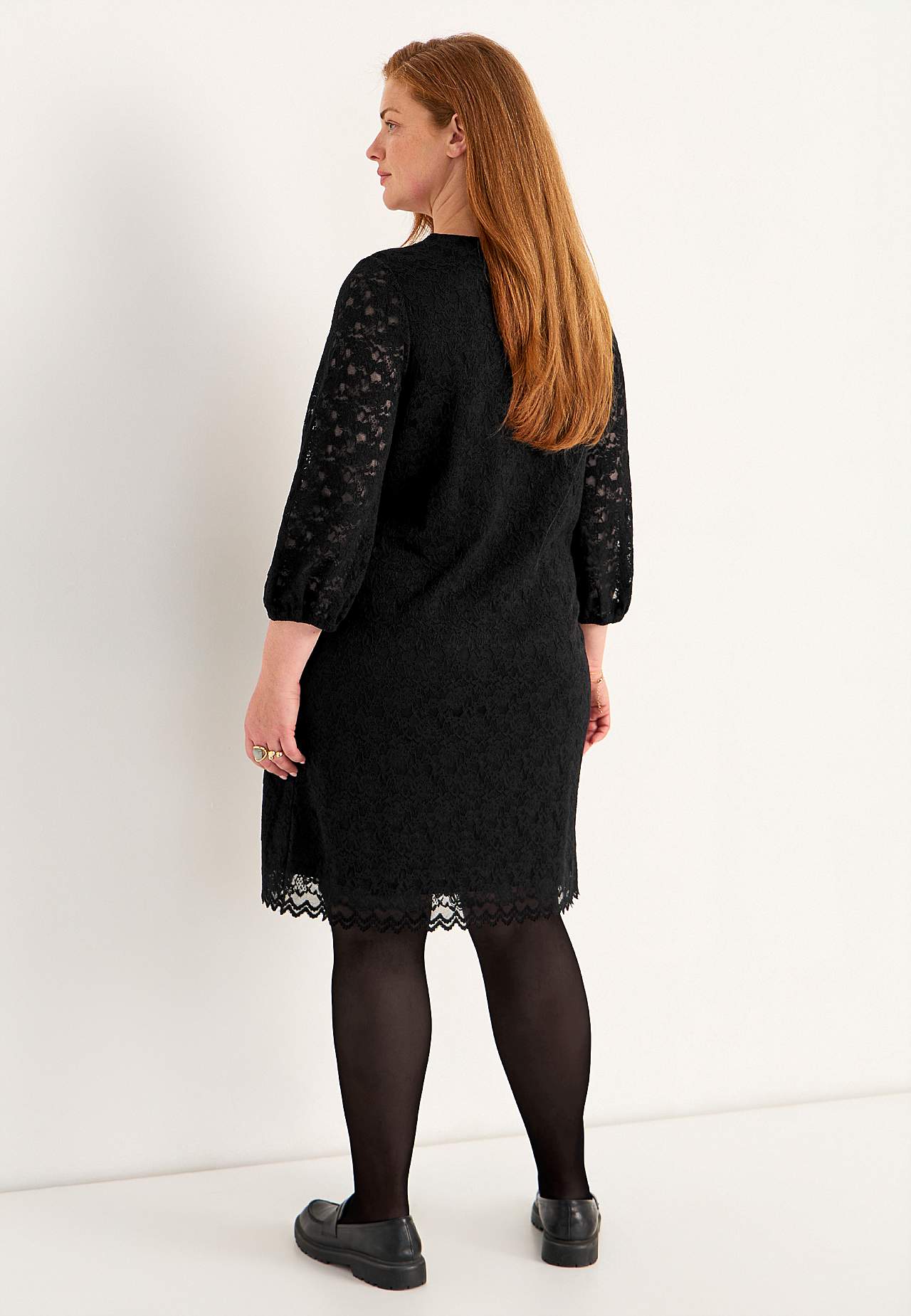 Spitzenkleid mit einem V-Ausschnitt