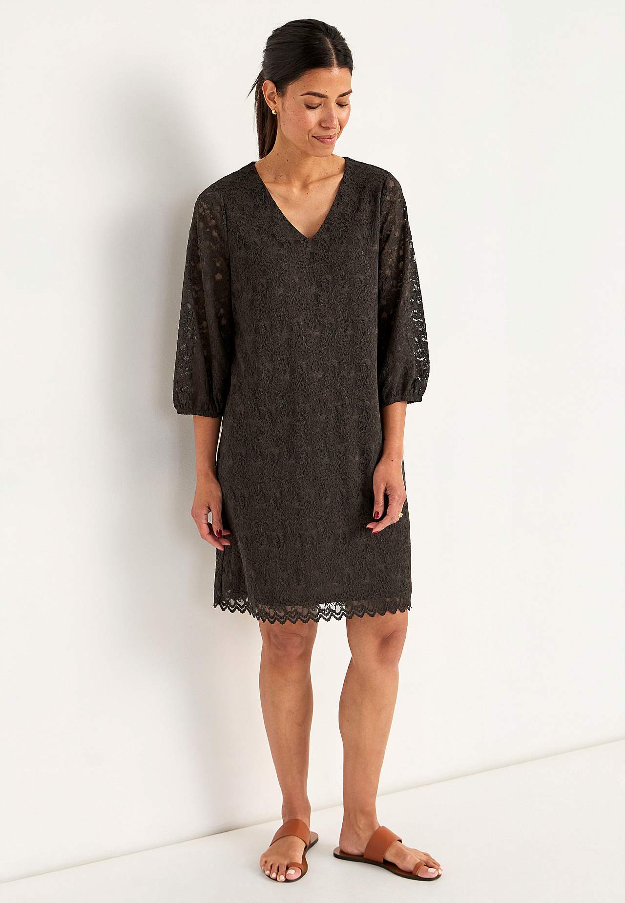 Spitzenkleid mit einem V-Ausschnitt
