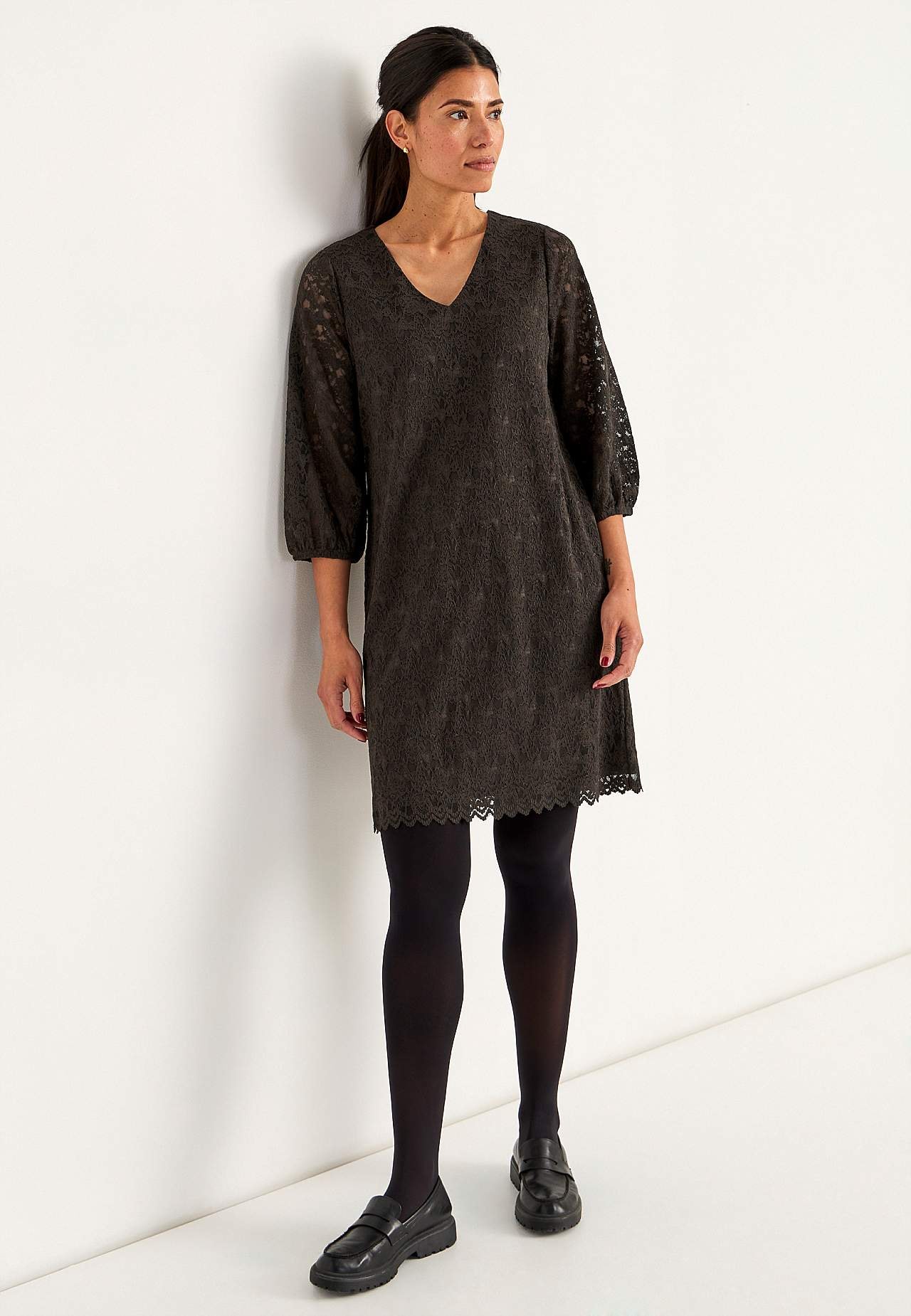 Spitzenkleid mit einem V-Ausschnitt