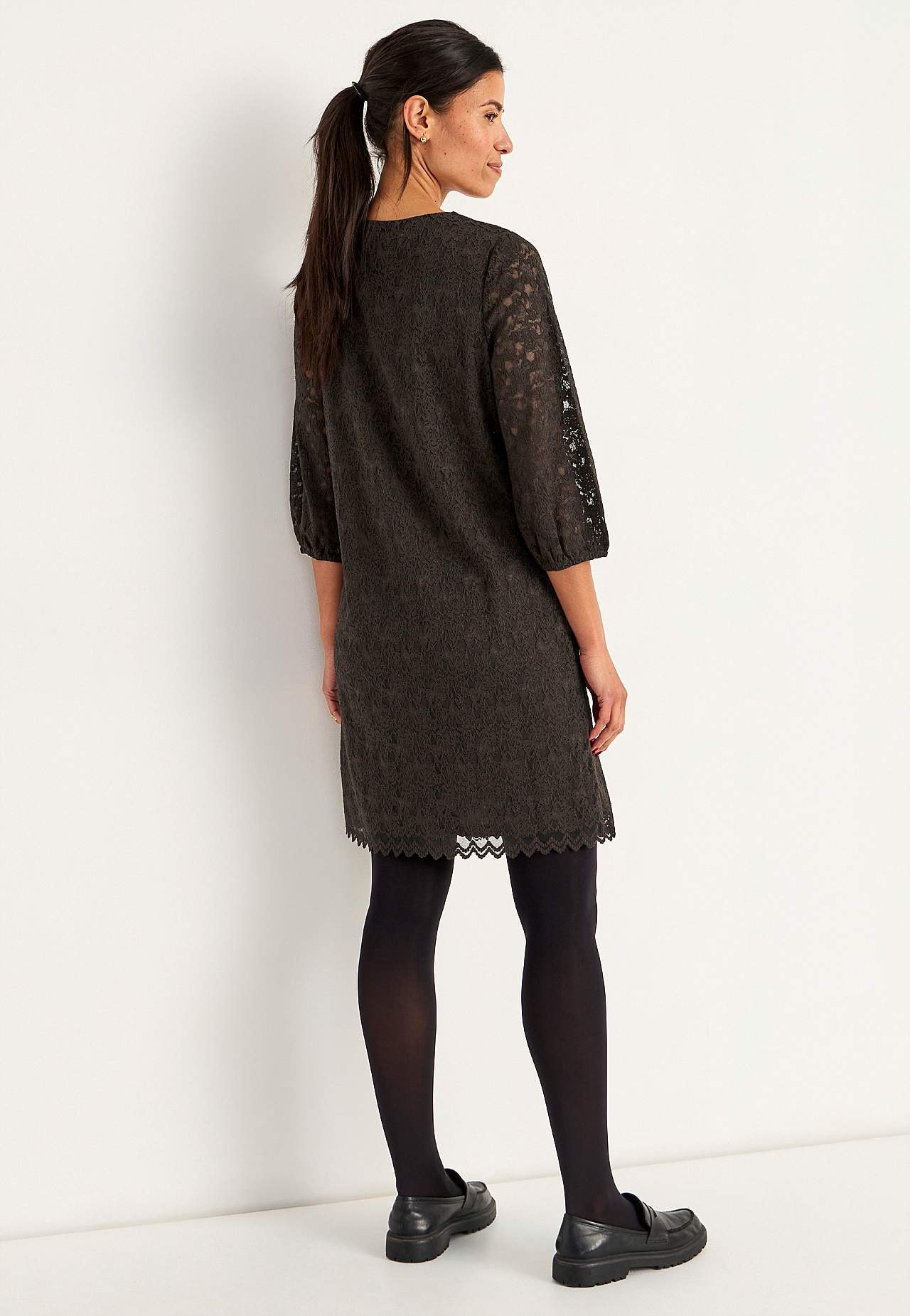 Spitzenkleid mit einem V-Ausschnitt