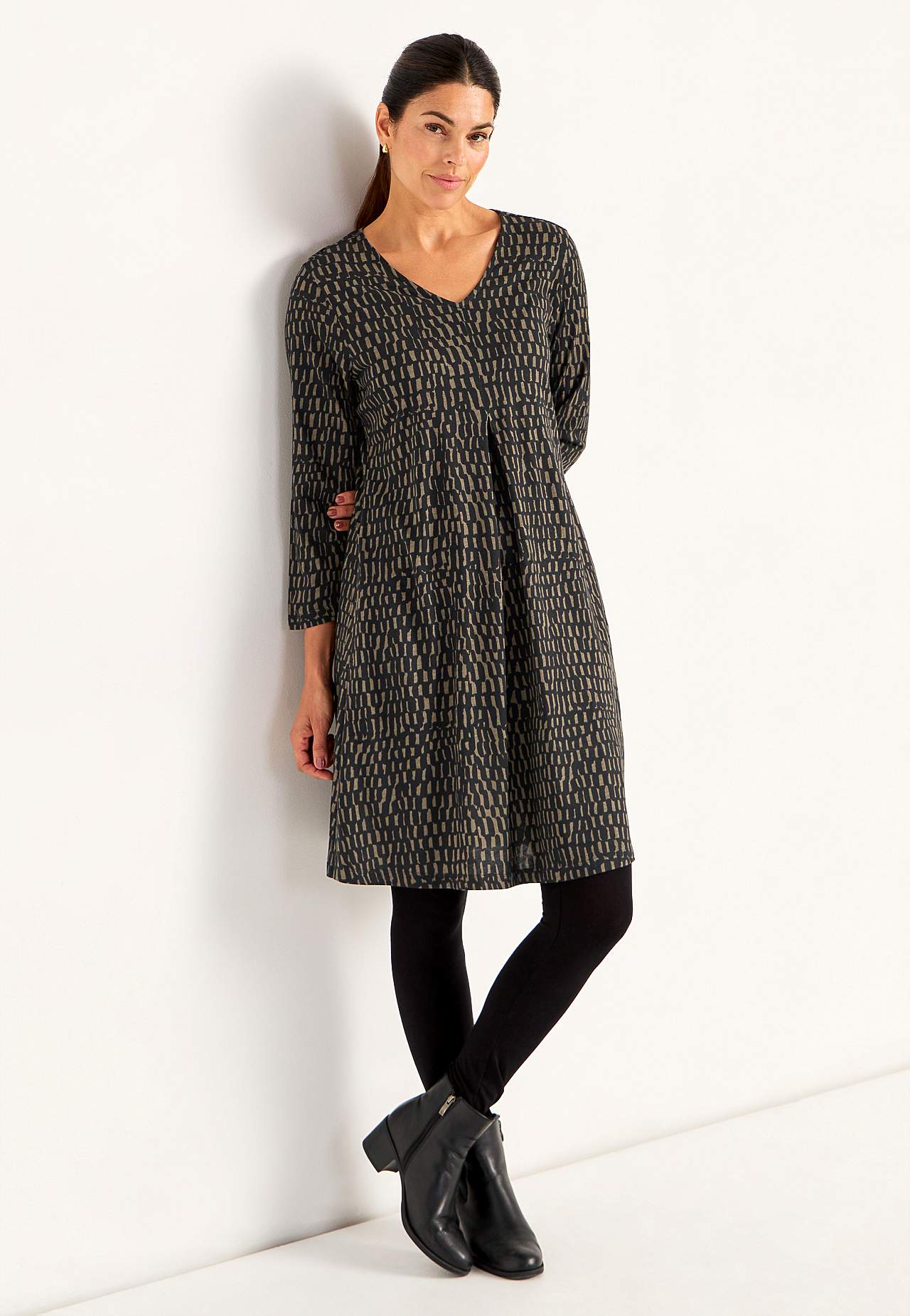 Jerseykleid mit einem V-Ausschnitt