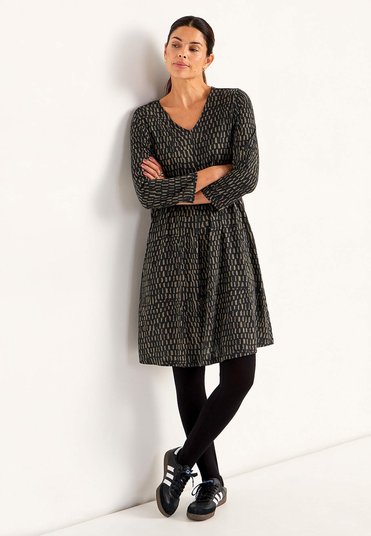 Jerseykleid mit einem V-Ausschnitt