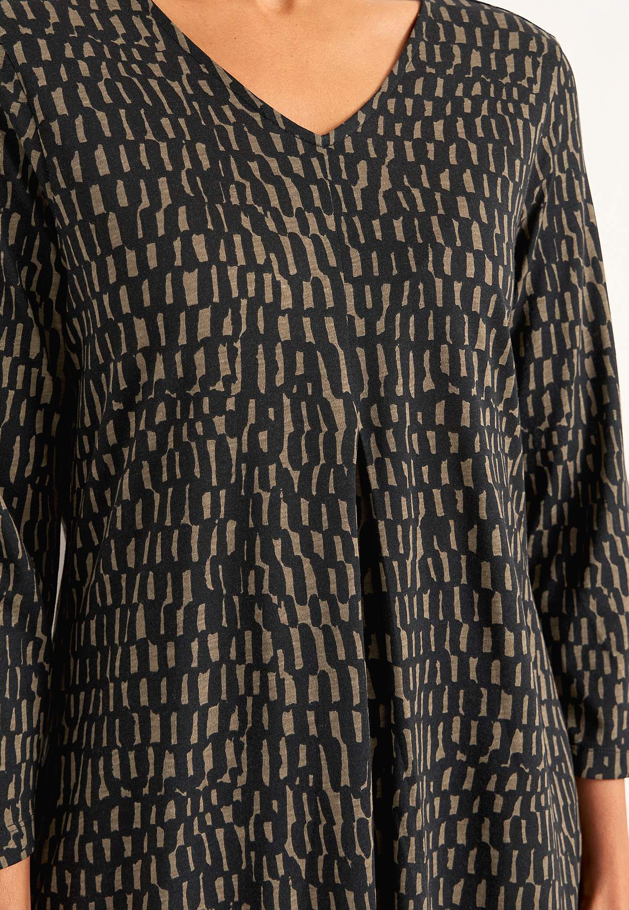 Jerseykleid mit einem V-Ausschnitt