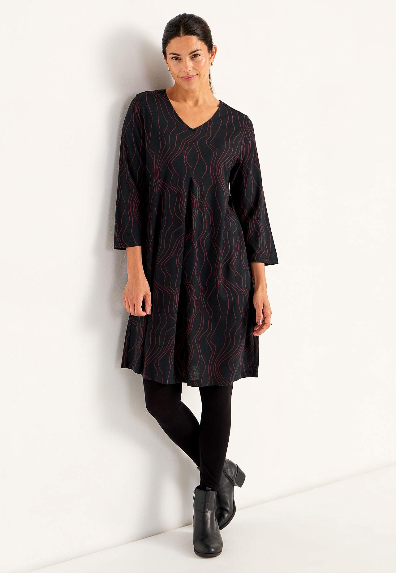 Jerseykleid mit einem V-Ausschnitt
