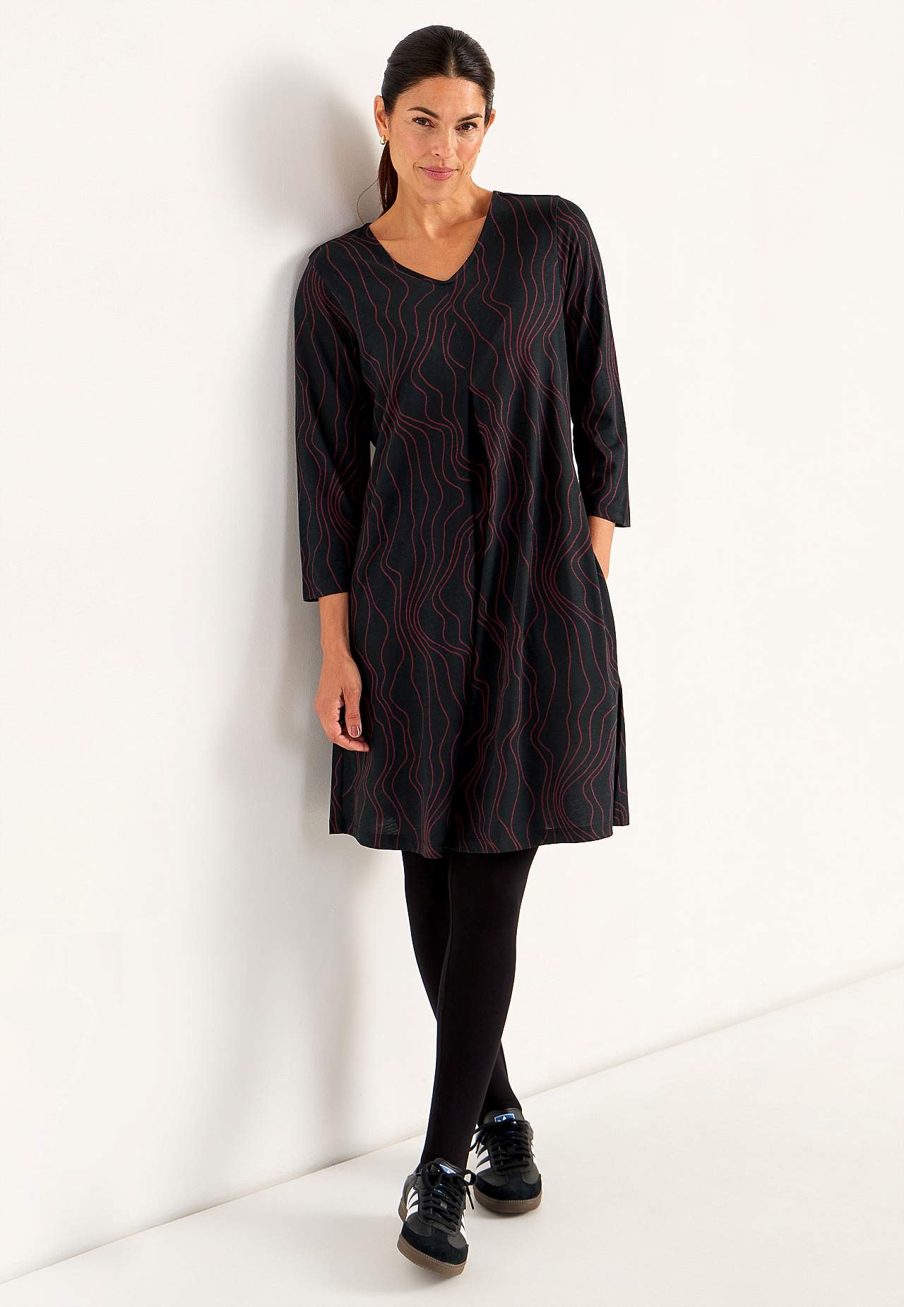 Jerseykleid mit einem V-Ausschnitt