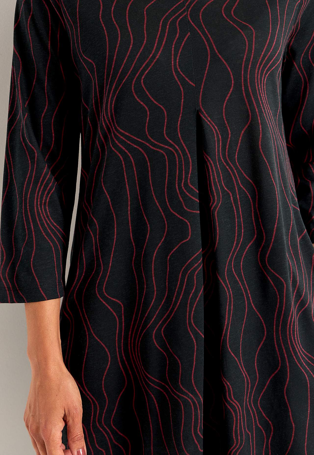 Jerseykleid mit einem V-Ausschnitt