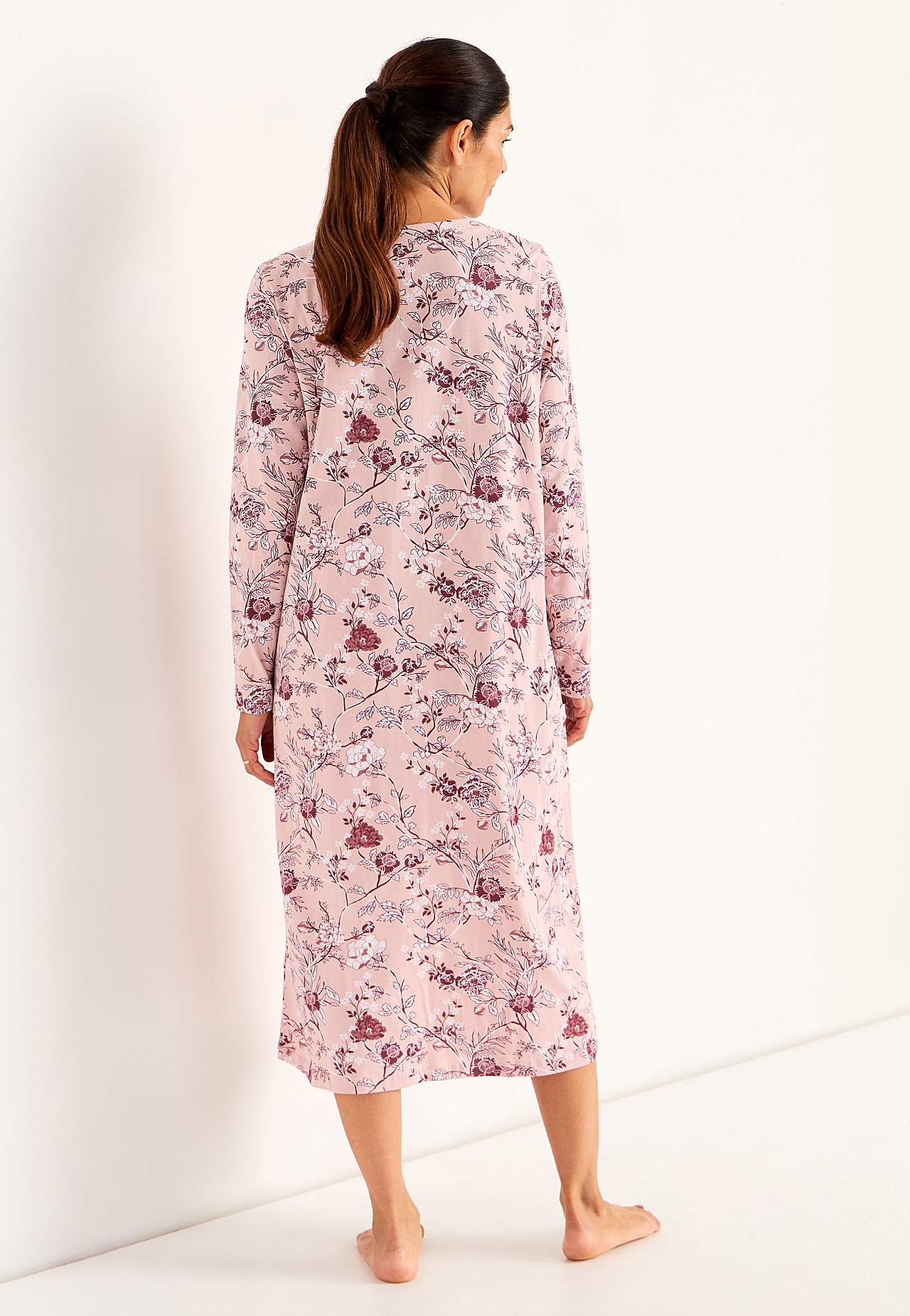 Blumiges Nachtkleid mit langen Ärmeln