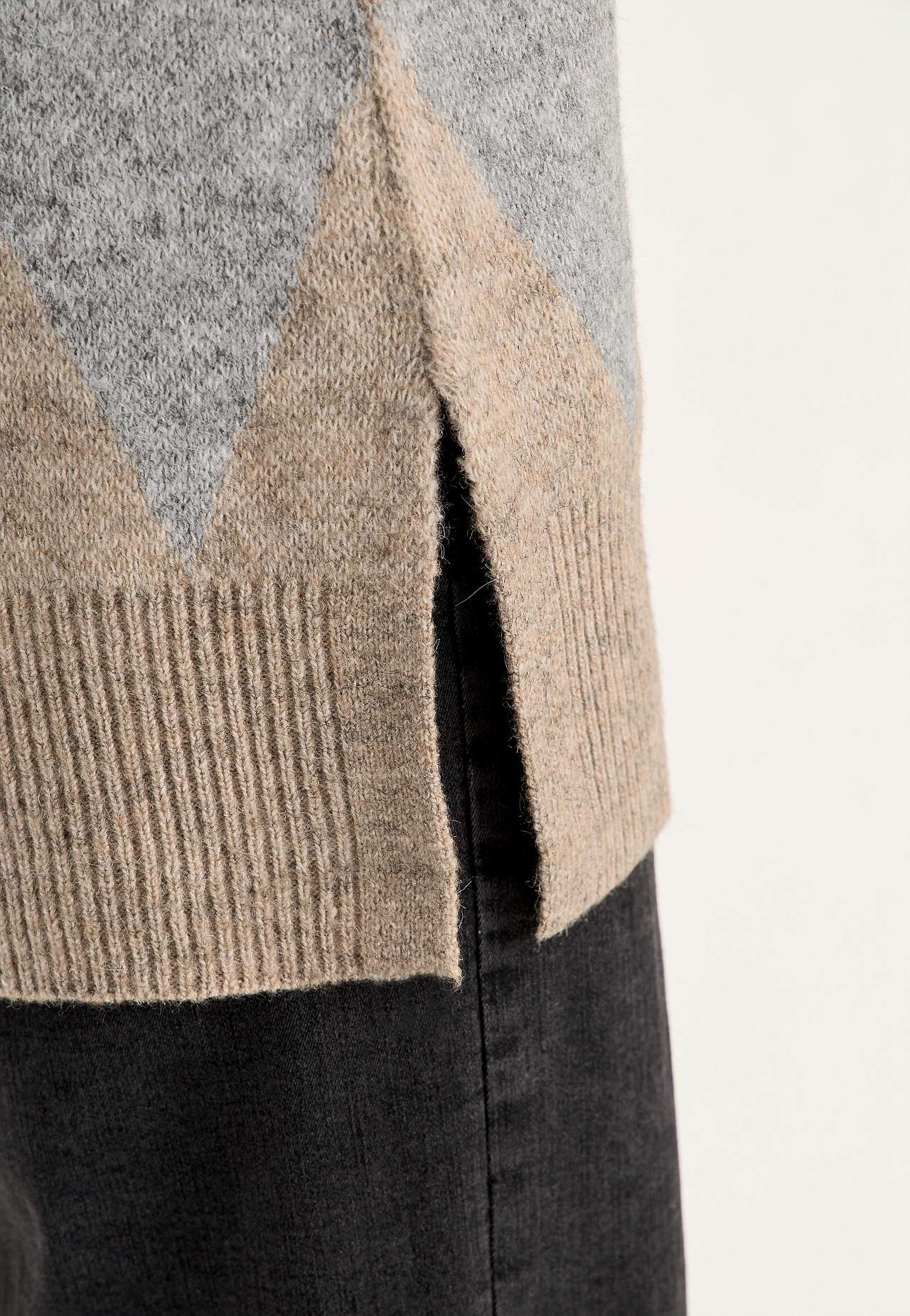 Gestrickte Tunika mit Schlitzen