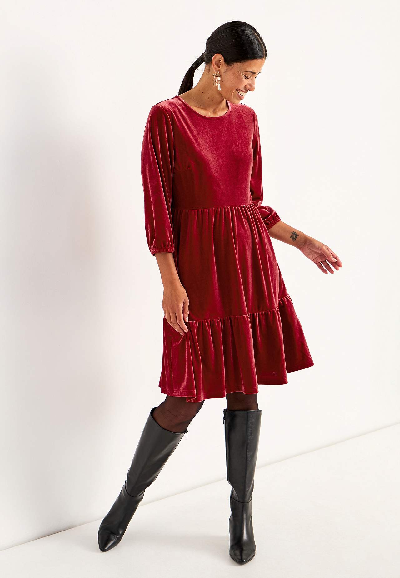 Samtkleid mit Volants