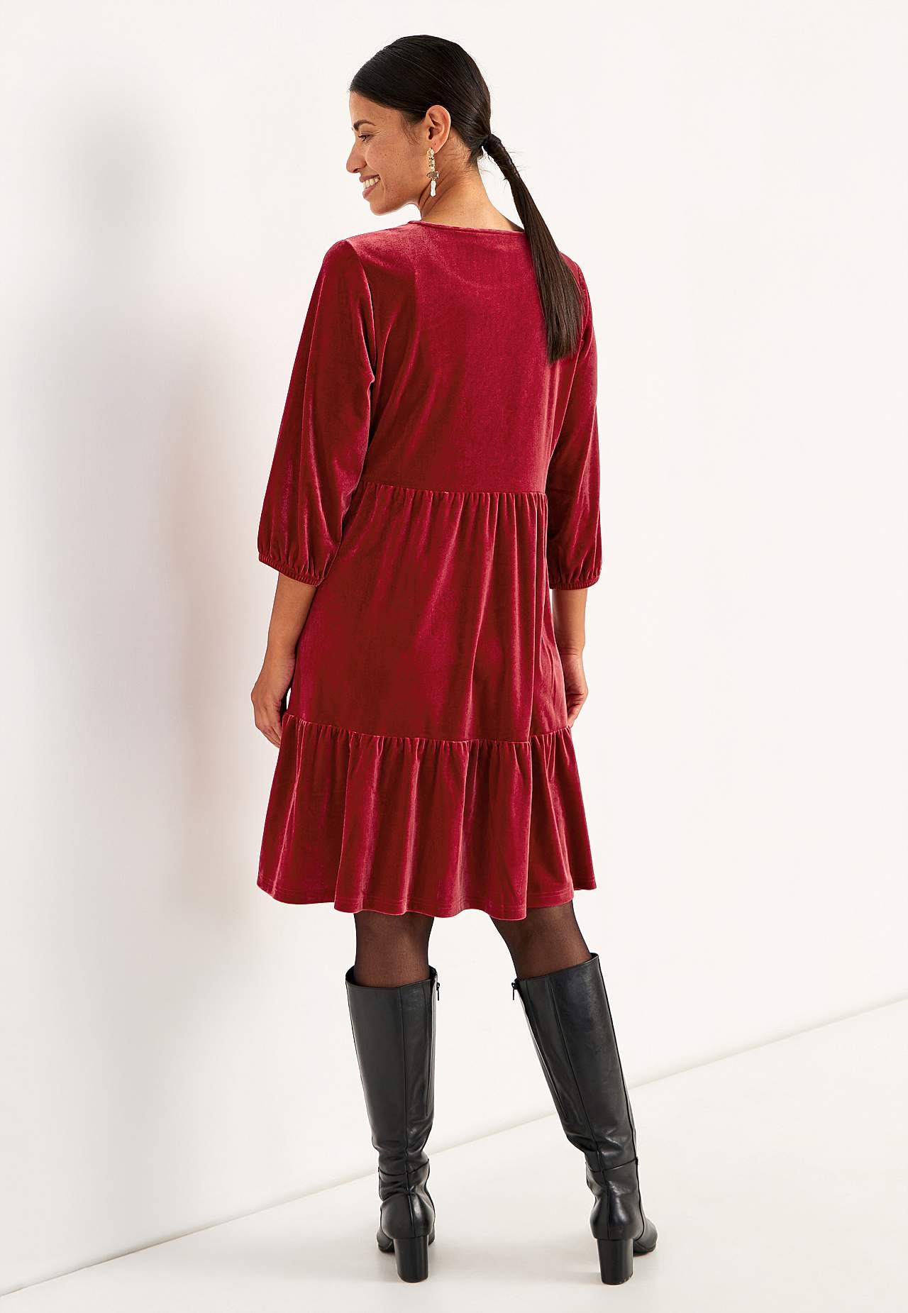 Samtkleid mit Volants