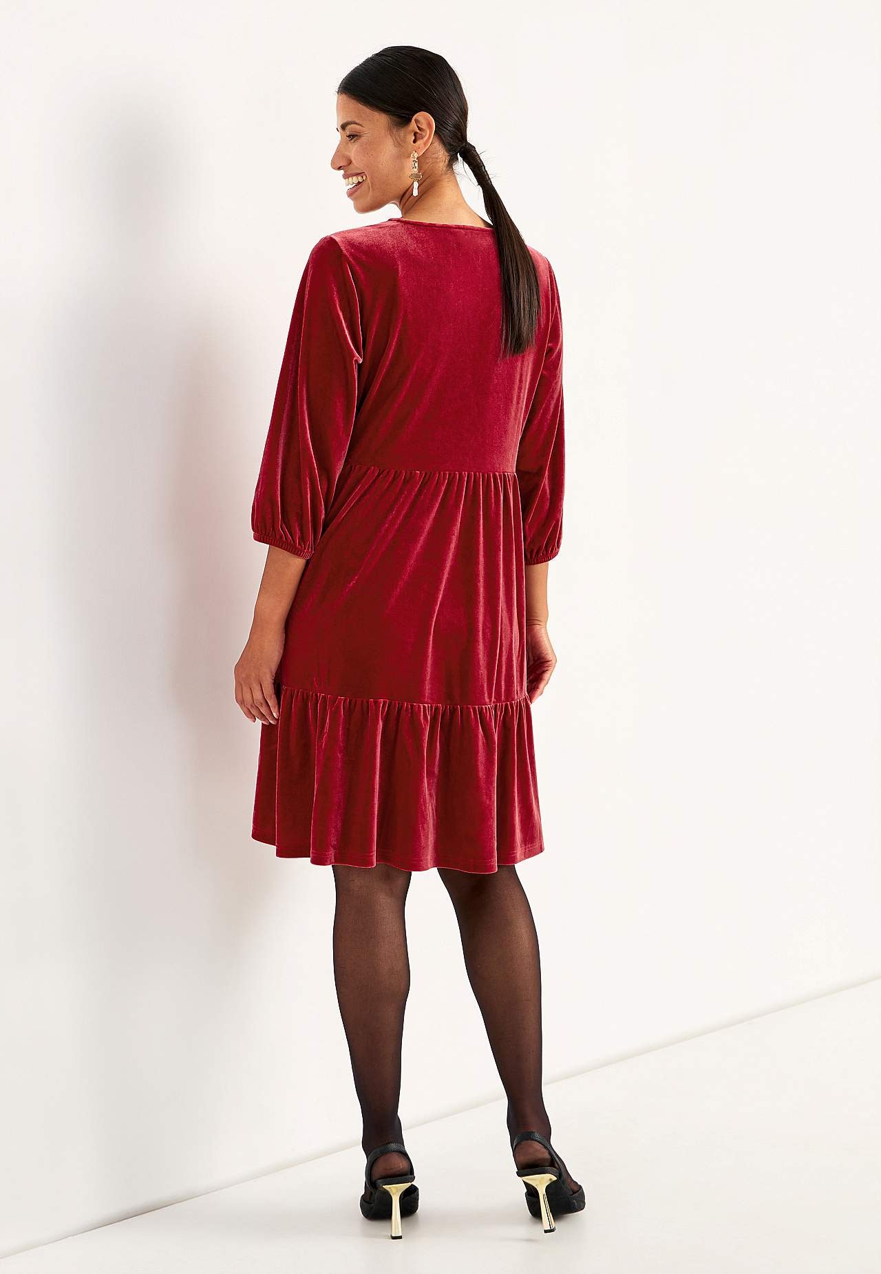 Samtkleid mit Volants