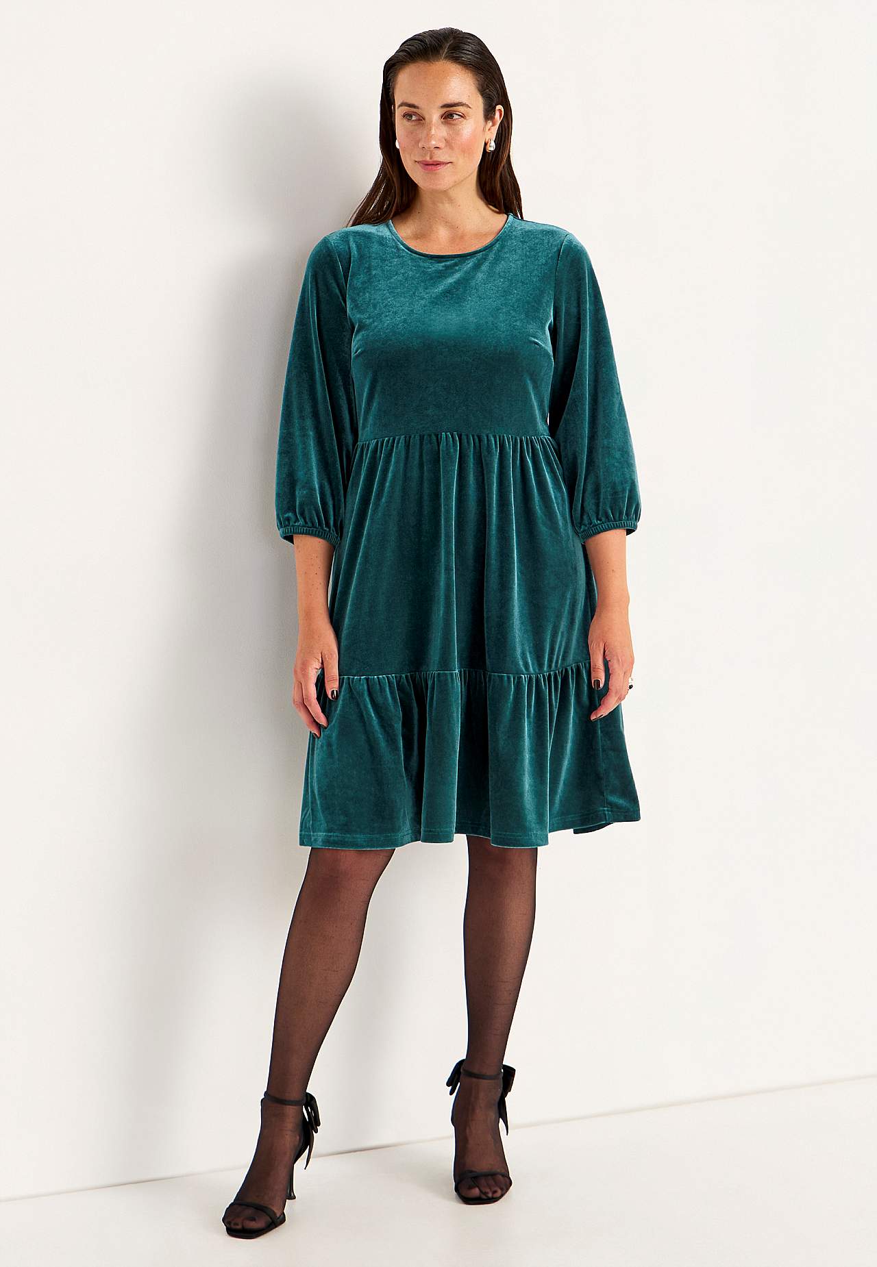 Samtkleid mit Volants