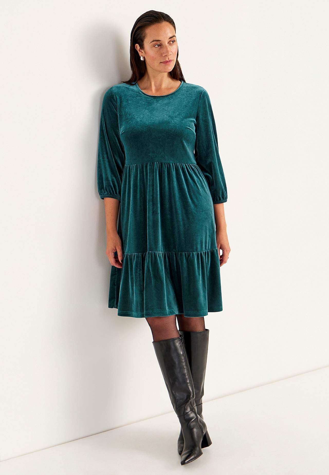 Samtkleid mit Volants