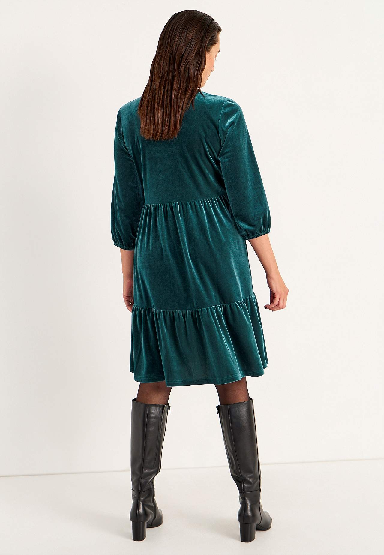 Samtkleid mit Volants