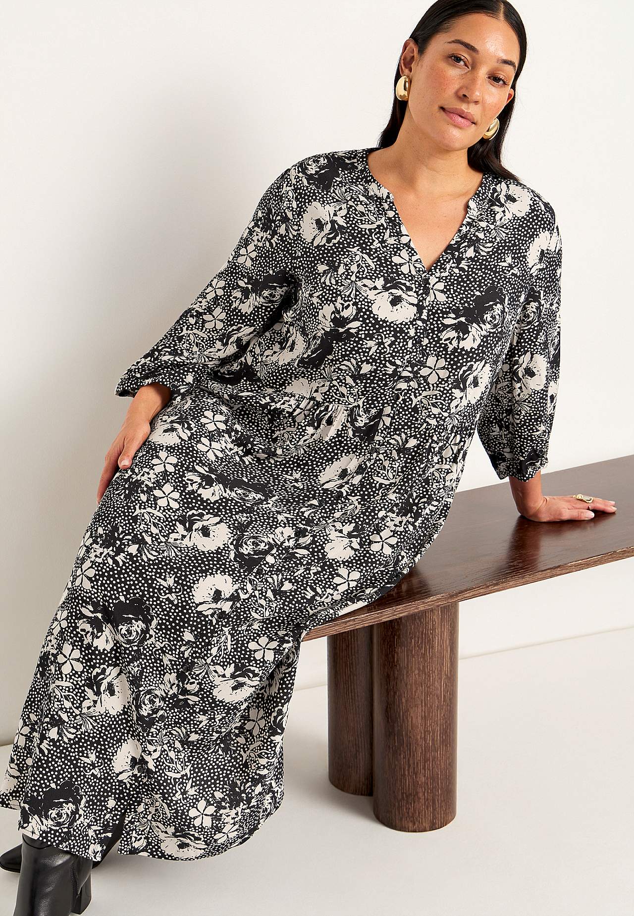 Kleid aus Viskose mit einem Blumen-Muster