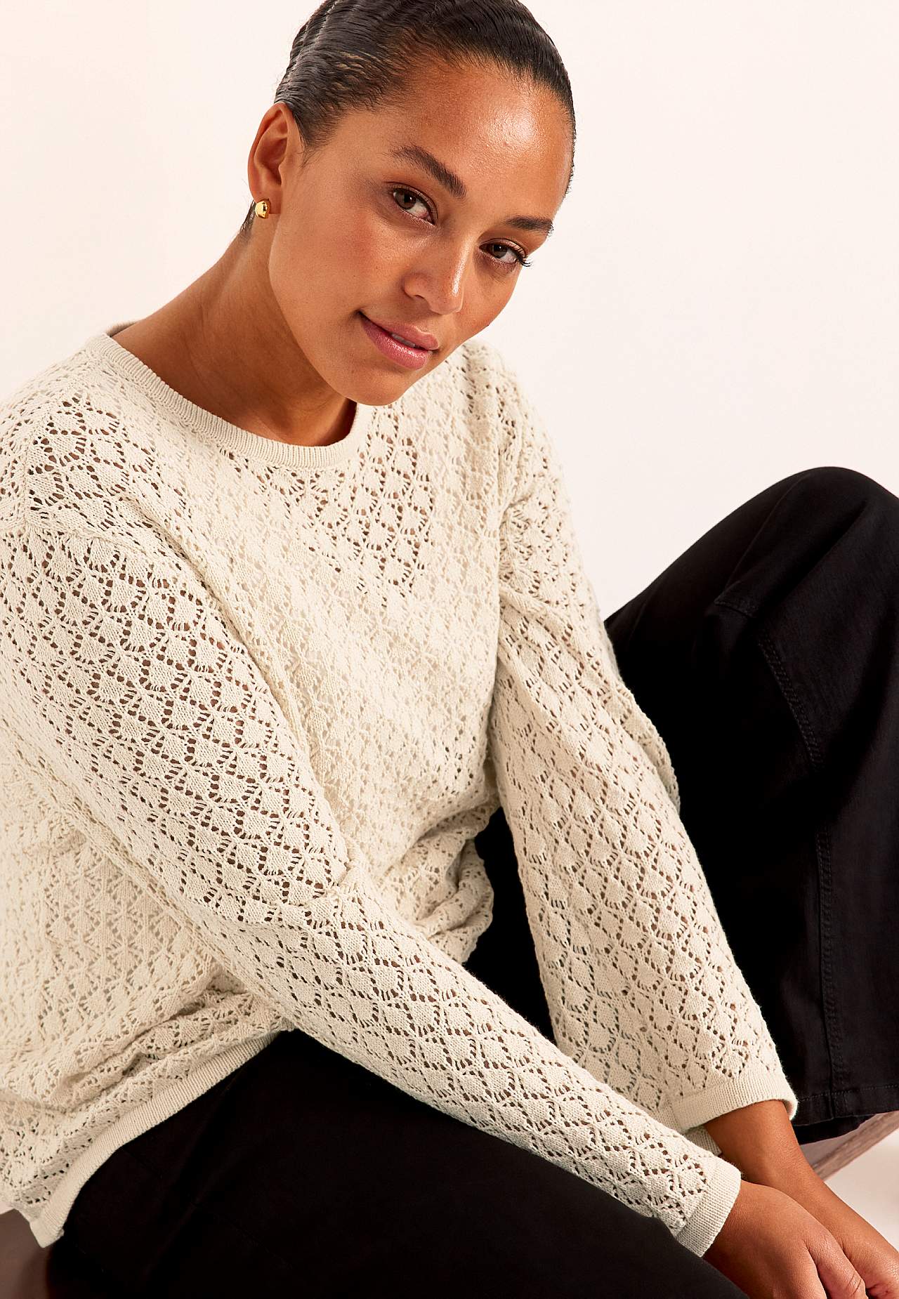 Gestrickter Pullover mit Lochmuster