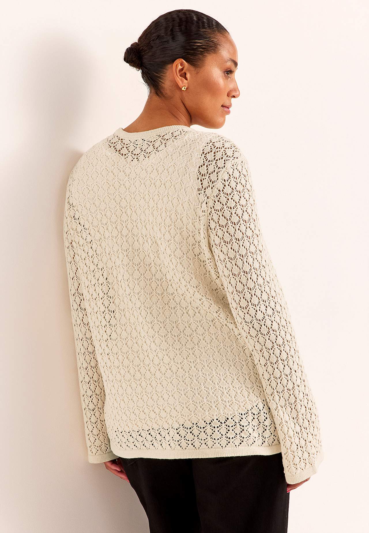 Gestrickter Pullover mit Lochmuster