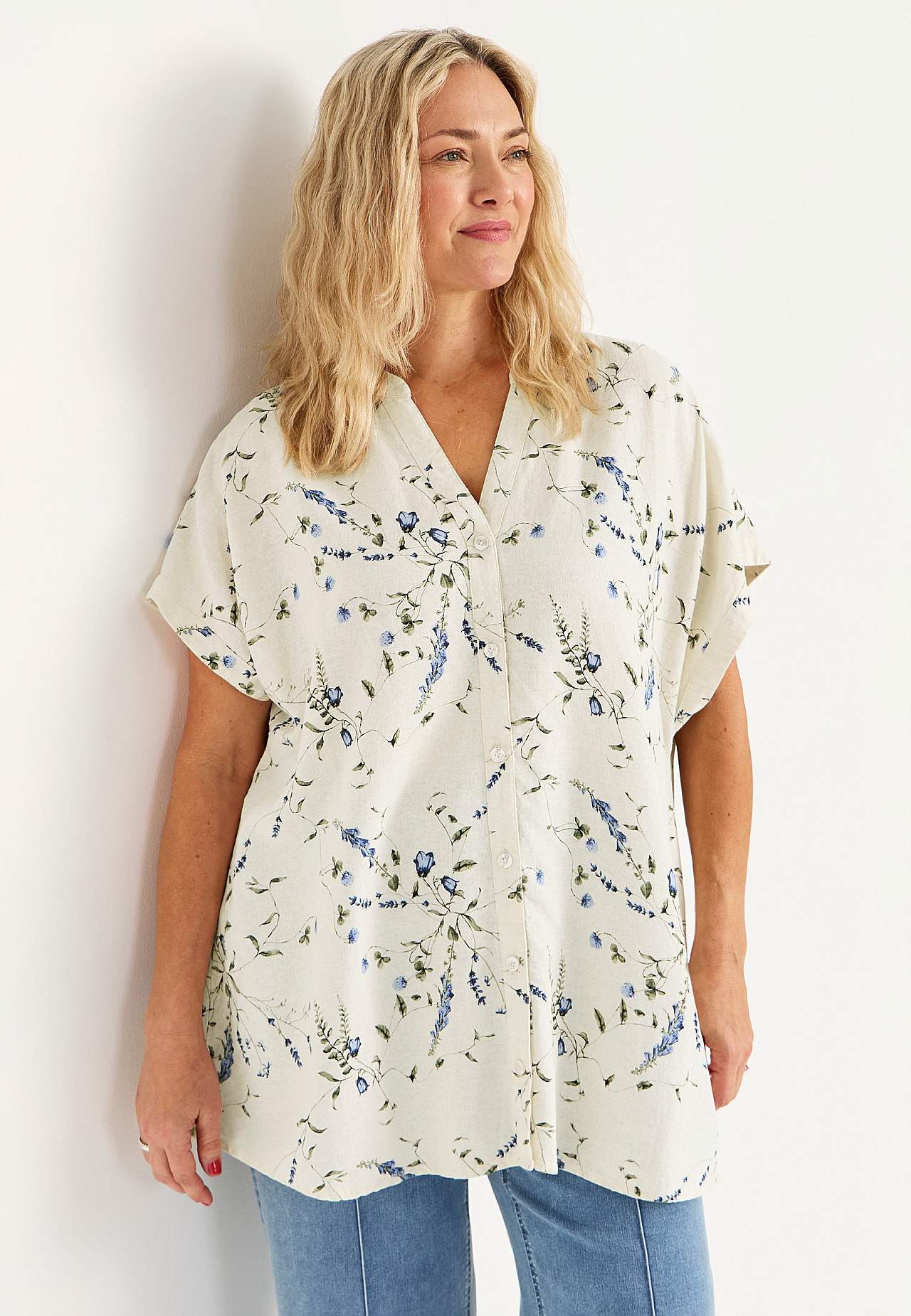 Blumige Leinentunika mit Knöpfen