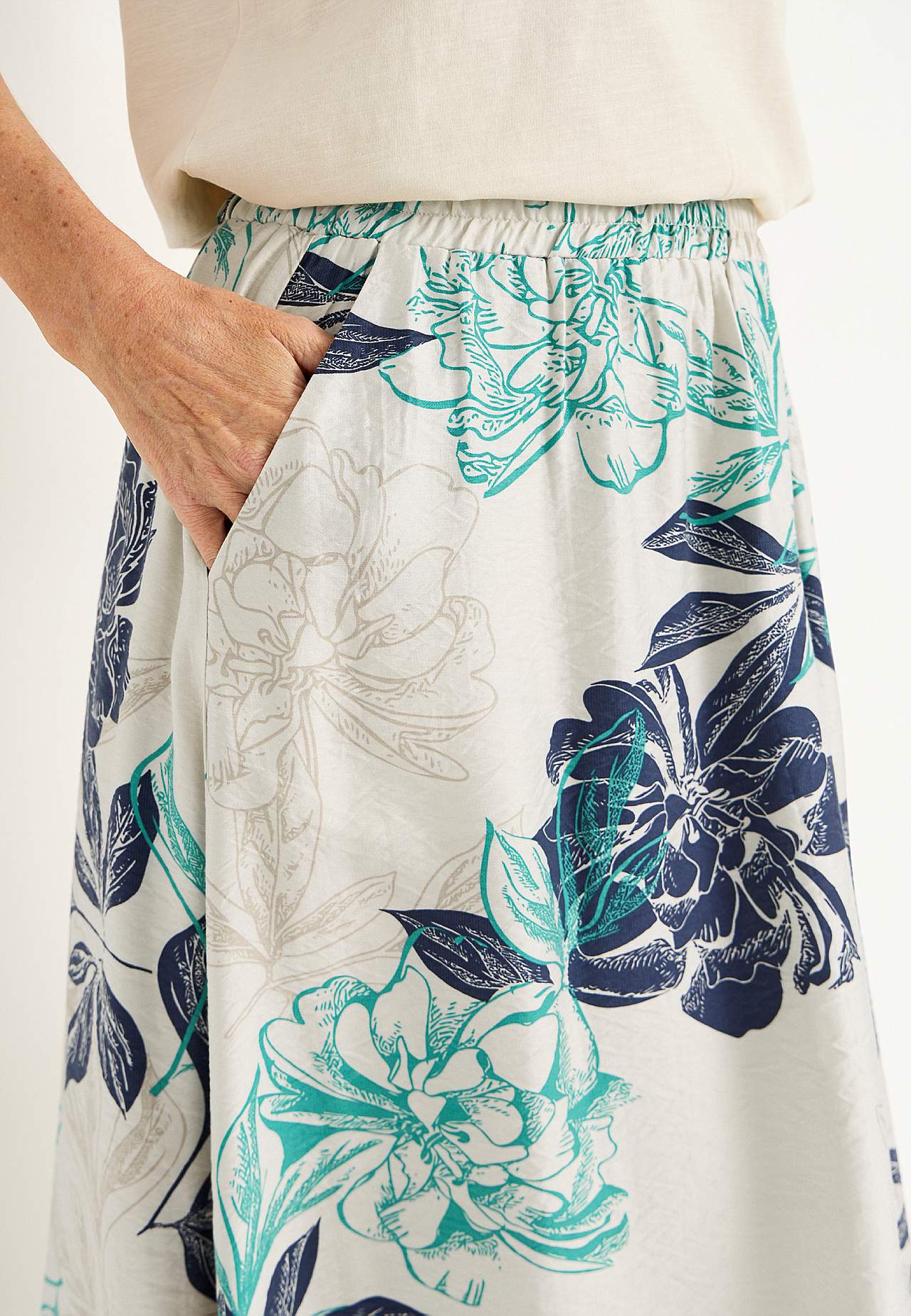 Blumiger Rock mit Taschen