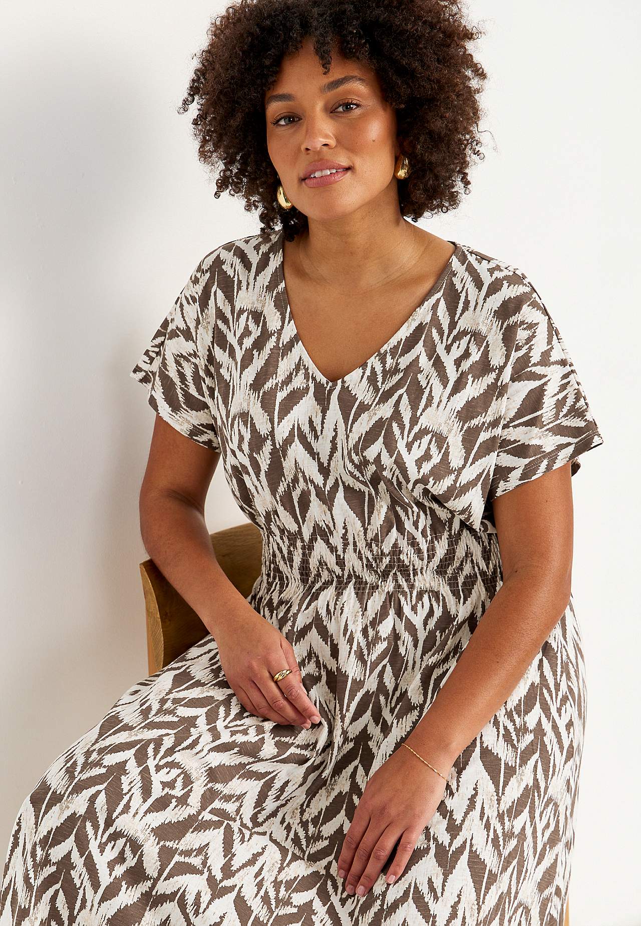 Jerseykleid mit Smokarbeit