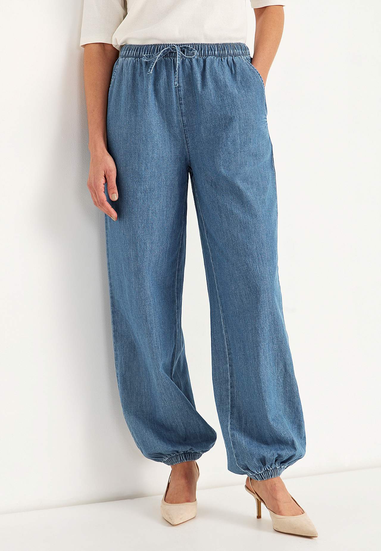 Hose aus leichtem Denim mit hohem Schnitt