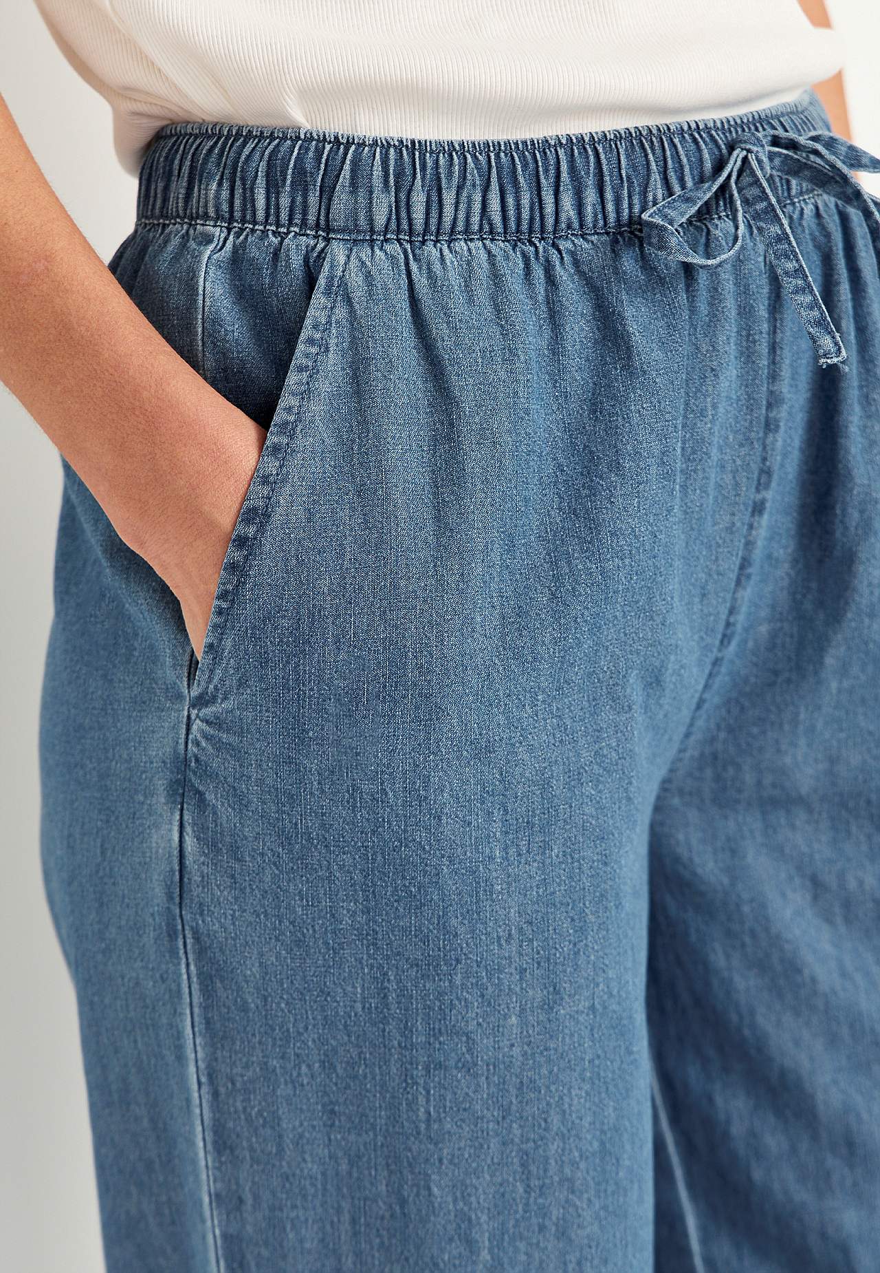 Hose aus leichtem Denim mit hohem Schnitt