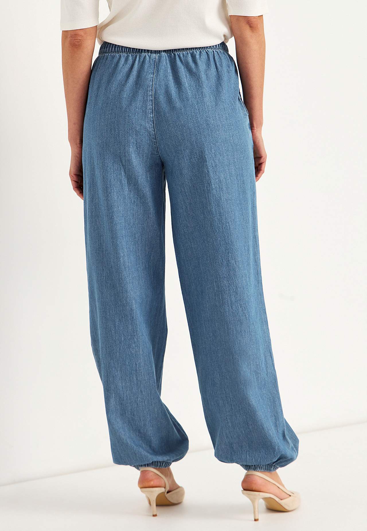 Hose aus leichtem Denim mit hohem Schnitt