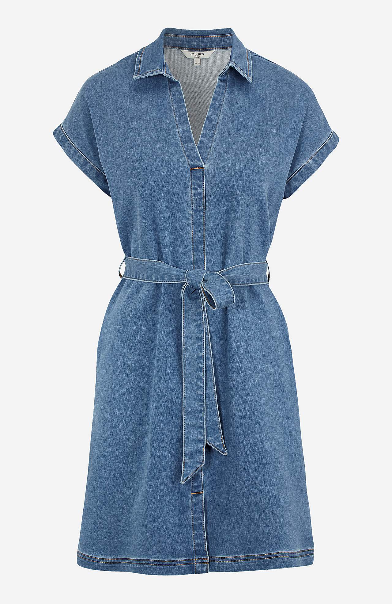 Kurzes Jeanskleid mit Bindegürtel