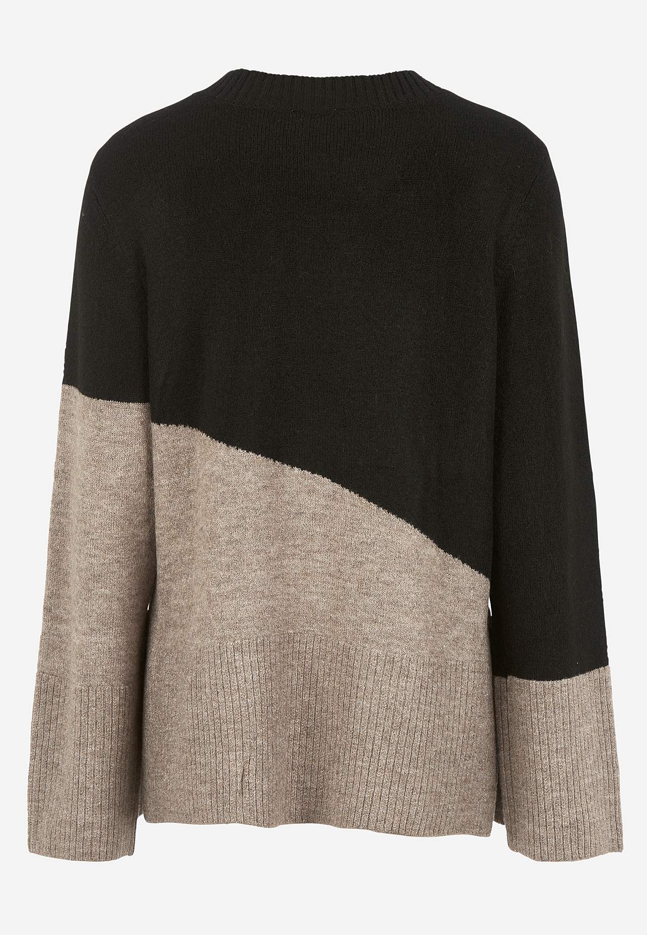 Gestrickter Pullover mit Schlitzen
