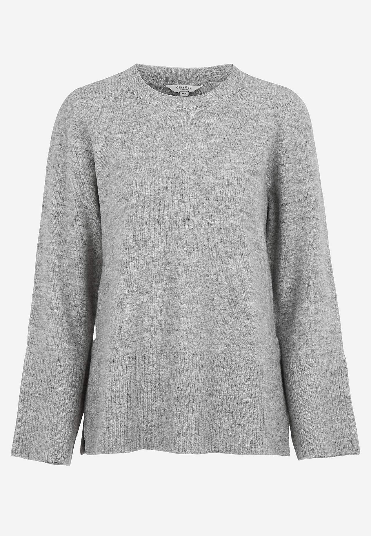 Gestrickter Pullover mit Schlitzen