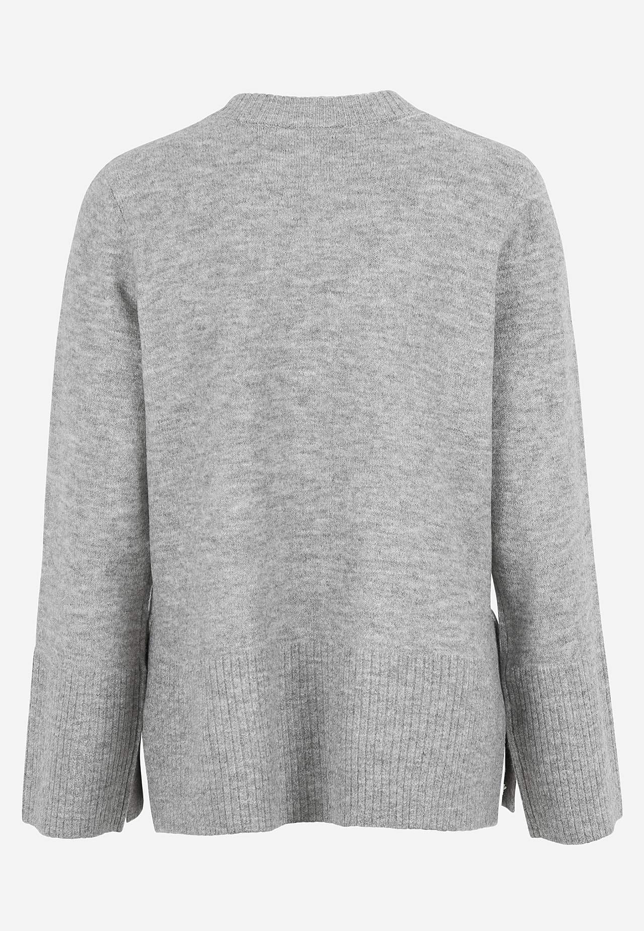 Gestrickter Pullover mit Schlitzen